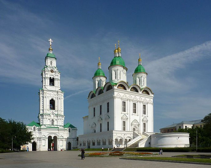 Glockenturm neben der Uspenski-Kathedrale im Kreml von Astrachan
