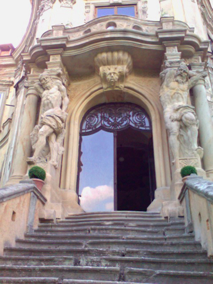 Portal zur Gartenseite am Schloss Trpísty