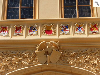 Stuckierte Wappen über dem Eingang zum Schloss Lednice (CZ)