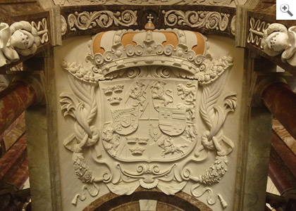 Wappen der Königin Hedwig Eleonore im Treppenhaus von Schloss Drottningholm