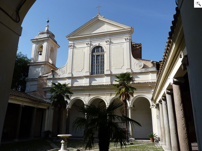 Fassade der Basilika San Clemente al Laterano in Rom